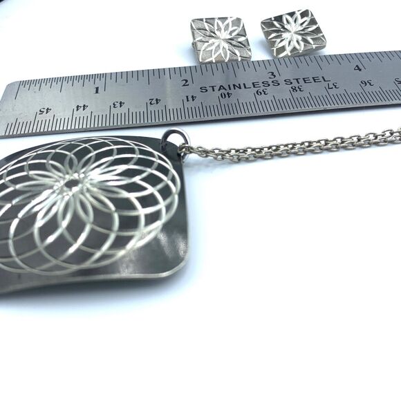 Vintage silver tone necklace and earrings set geometric engraved design - Picture 5 of 6